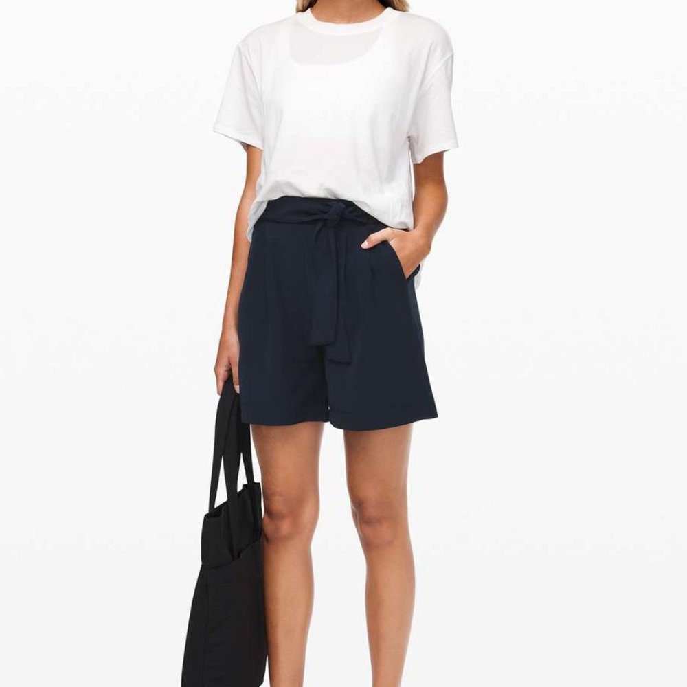 Lululemon Noir Short 5.5", Black, Size 6